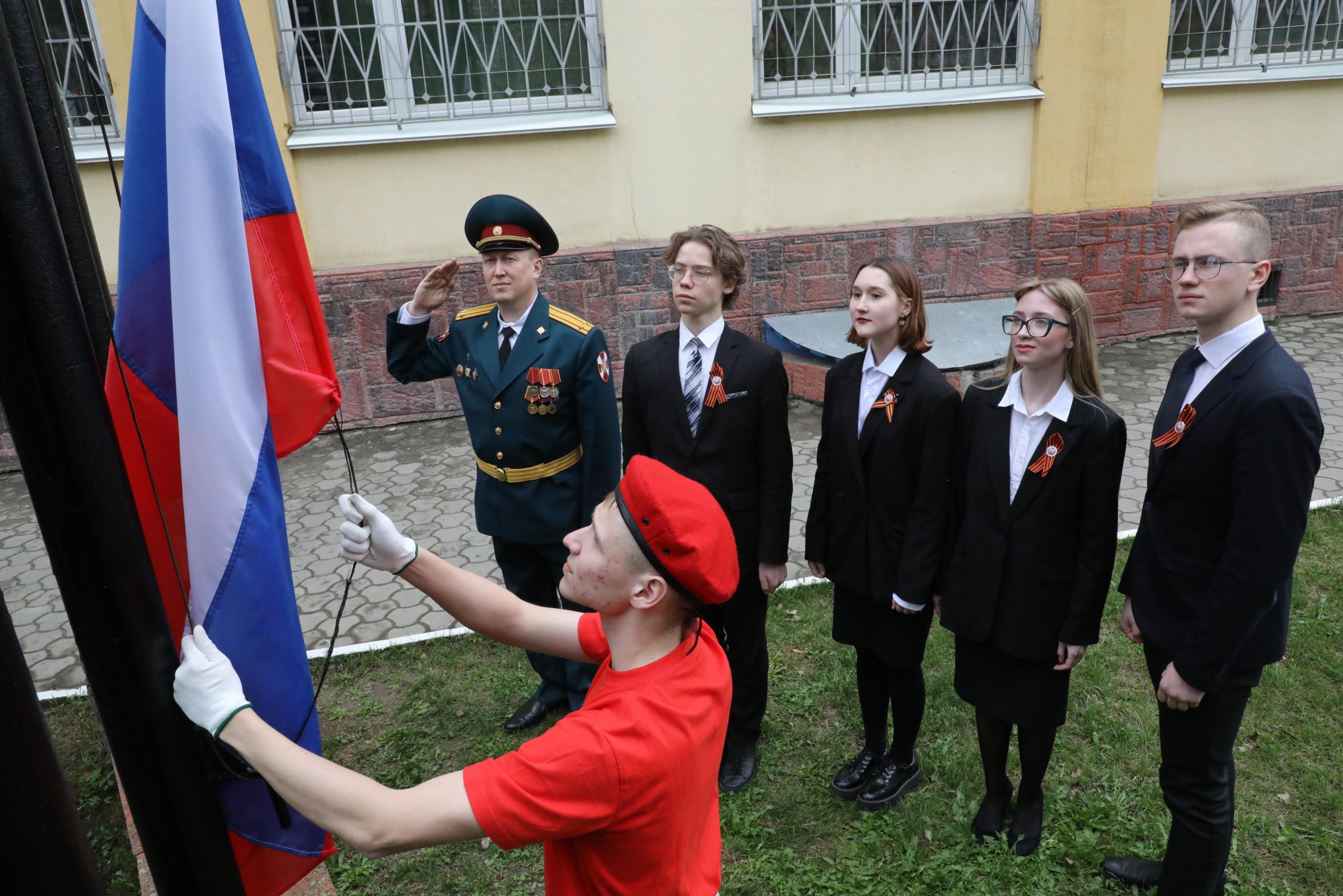 Знамена школ. Поднятие флага в школе. Поднятие флага РФ В школе. Церемония поднятия флага в школе. Поднятие флага в школах России.