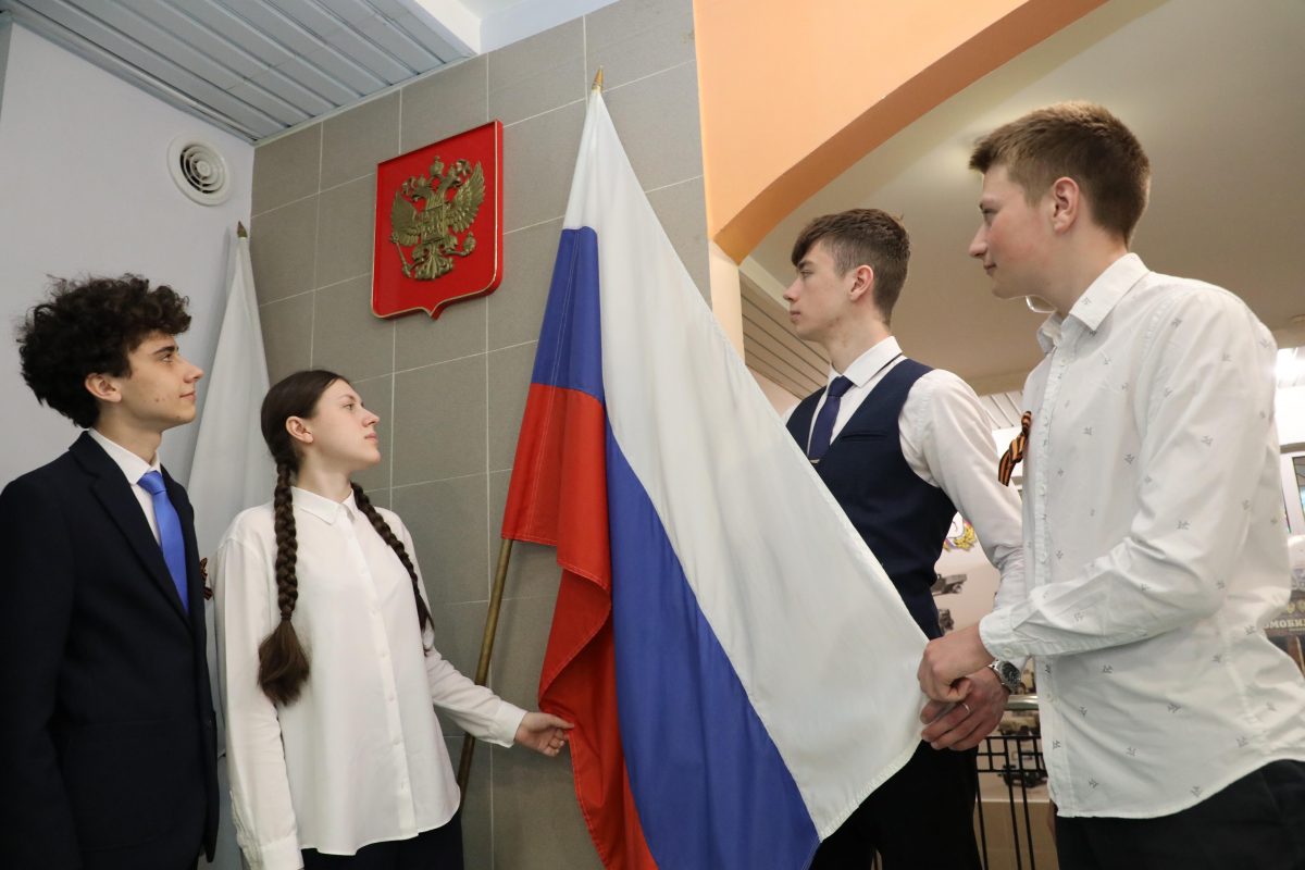 В нижегородских школах прошли первые церемонии поднятия флага