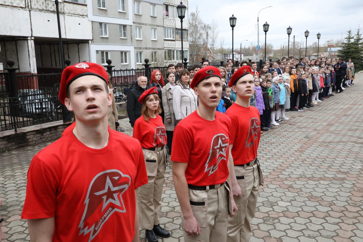 В нижегородских школах начали поднимать флаг и исполнять гимн: первая церемония в лицее №165