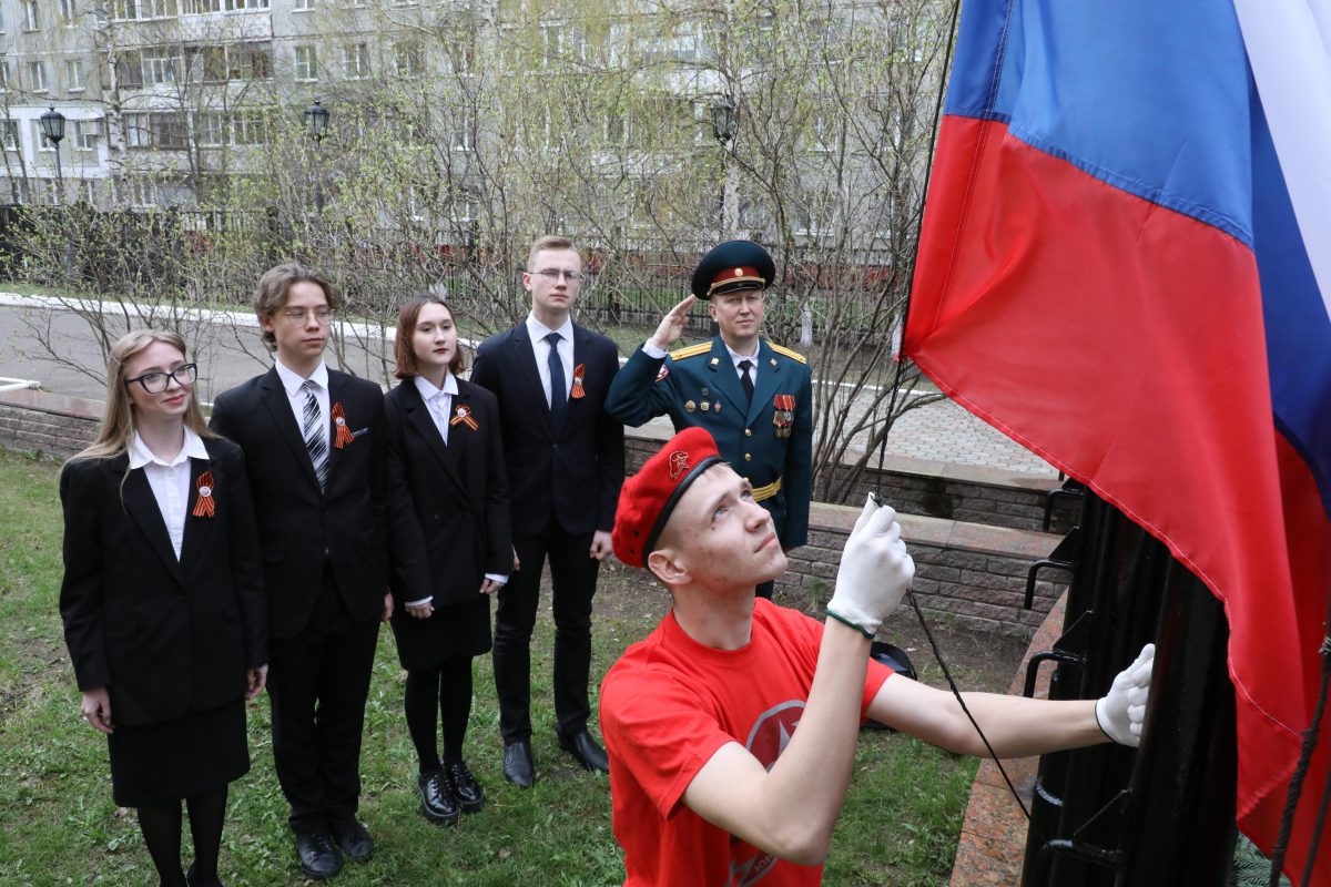 Правительство РФ выделит 970 миллионов на покупку государственной символики для школ