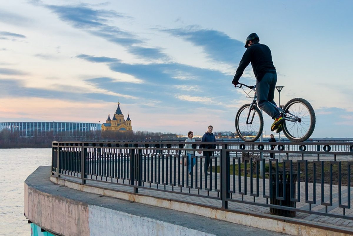 Велосипедист прокатился по ограждению вдоль реки на Нижневолжской набережной