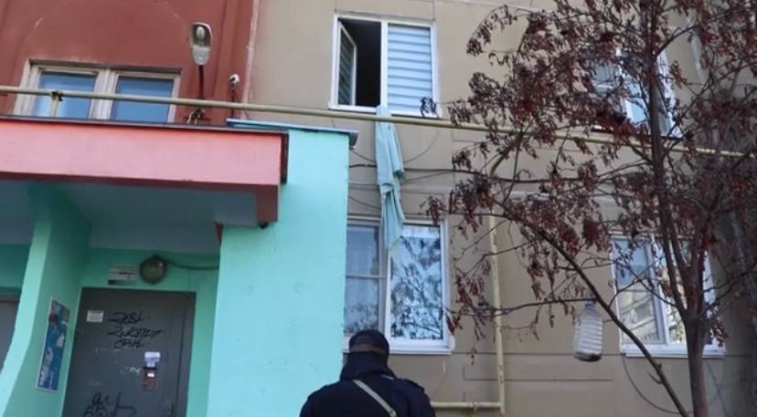 Полиция начала проверку после падения жительницы Дзержинска, спускающейся по простыне из окна