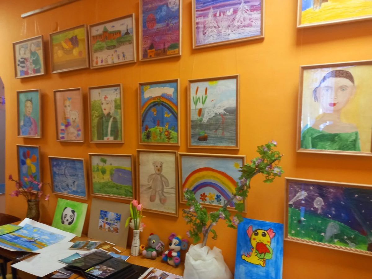 Выставка маленькой художницы, всю жизнь боровшейся с раком, открылась в Нижнем Новгороде