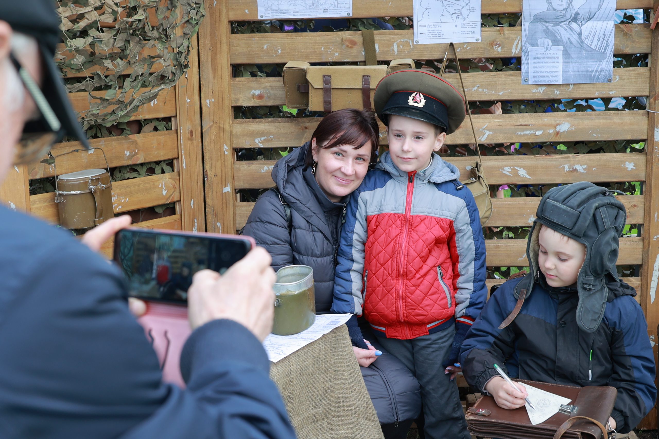 Программа 9 мая в дзержинске нижегородской. Дзержинск 9 мая. Победа во дворе. Предпраздничного настроения 9 мая. Двор Победы 15 старые фото.