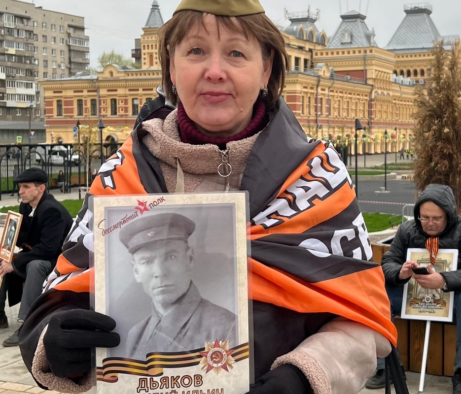 Галина Сувалова приехала из Бора, чтобы пронести портрет деда