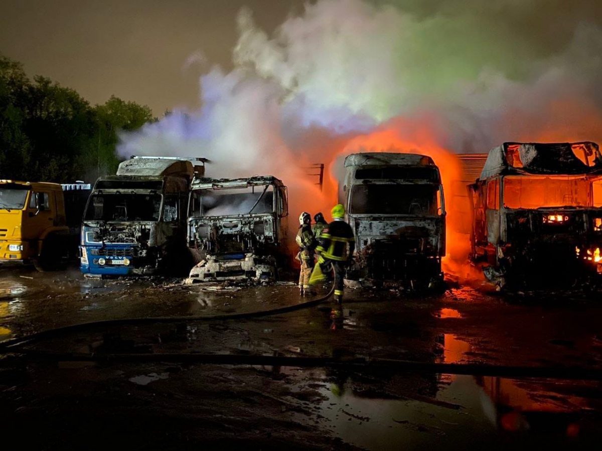 7 грузовиков загорелись на улице Аксакова в Нижнем Новгороде