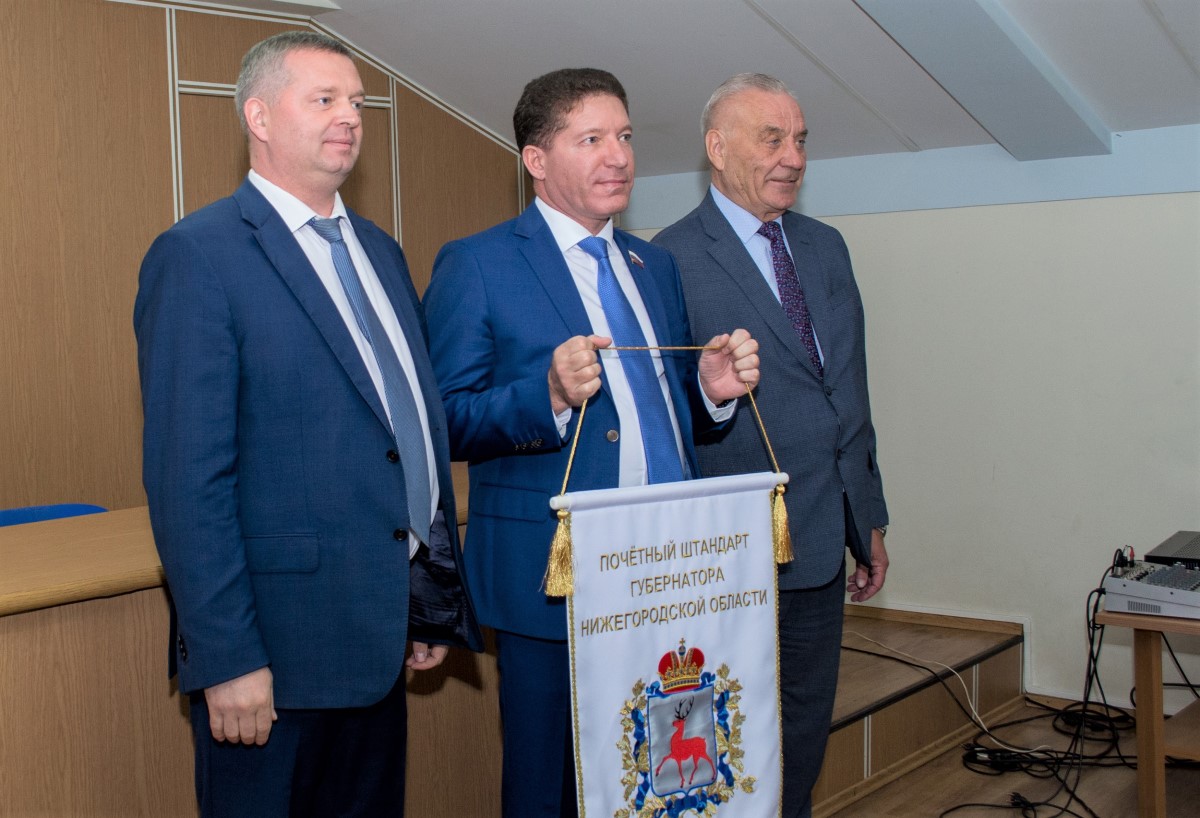 Выксунский завод ОМК получил Почетный штандарт губернатора за работу в 2021 году