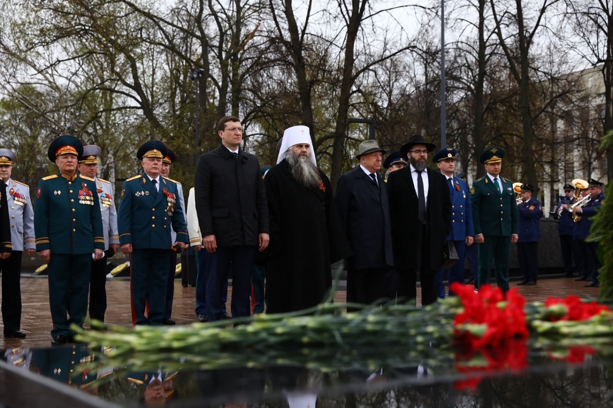 Глеб Никитин возложил цветы к Вечному огню в Нижегородском кремле