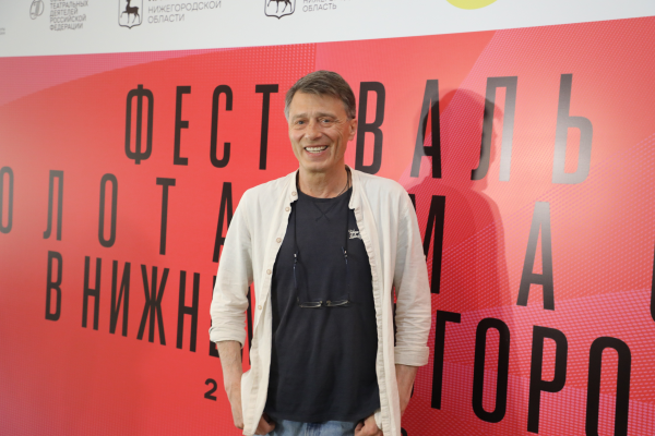 Актер Анатолий Лобоцкий дал интервью перед спектаклем