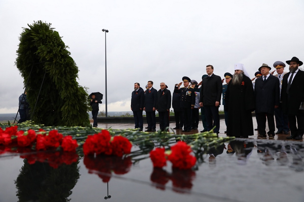 Возложение цветов к Вечному огню в Нижегородском кремле