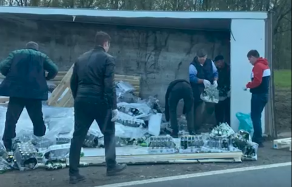 Фура с пивом перевернулась под Кстовом