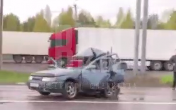 Появилось видео смертельного столкновения грузовика Wildberries и легковушки в Володарском районе