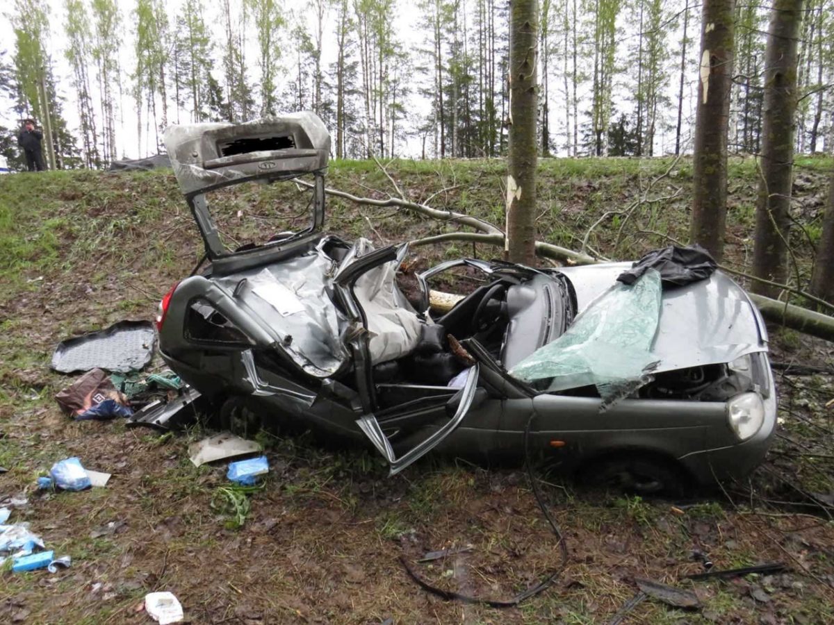 Пассажир погиб при съезде автомобиля в кювет в Уренском районе