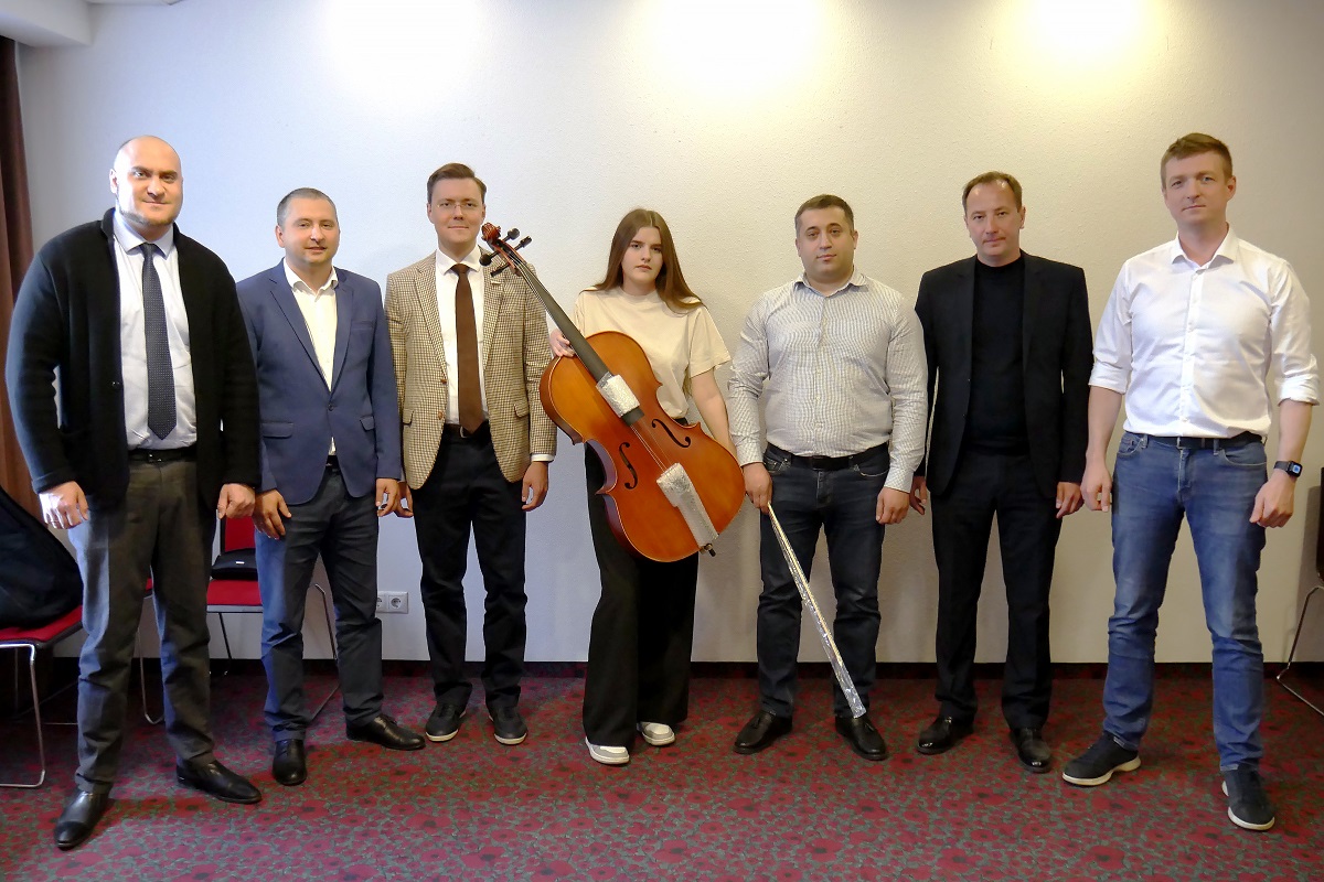 Нижегородские депутаты подарили юной жительнице Мариуполя виолончель