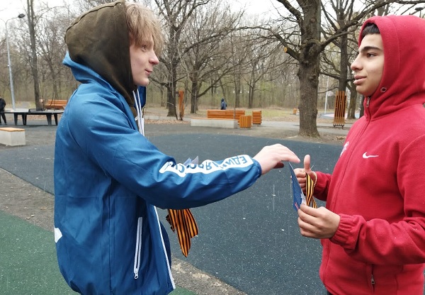 Символ праздника Победы – Георгиевские ленты – раздают волонтеры нижегородцам