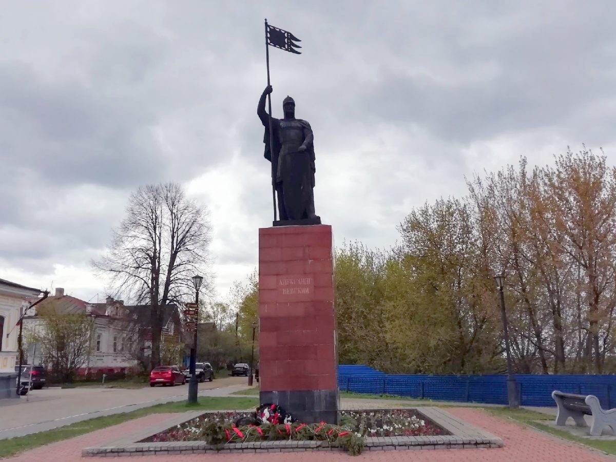 Туристов встречает монумент Александра Невского 