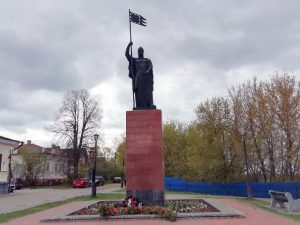 Туристов встречает монумент Александра Невского 