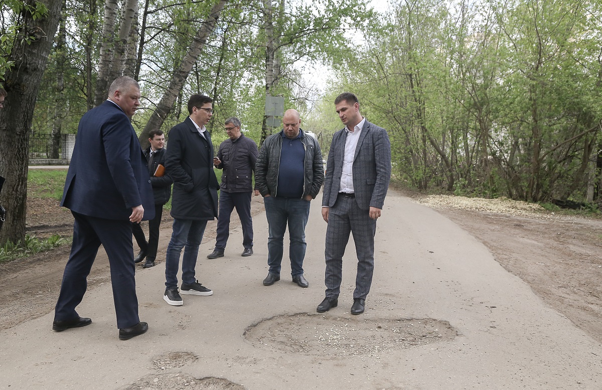 Юрий Шалабаев поручил отремонтировать дорогу около школы № 93