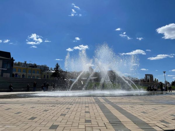 Музыкальные фонтаны заработали на площади Маркина и Нижне-Волжской набережной
