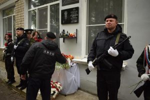 Мемориальную доску в честь погибшего на Украине Михаила Солянинова установили на борской школе