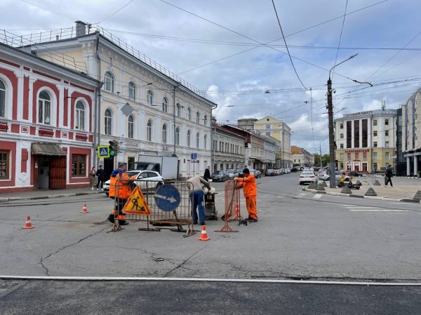 Провал асфальта на пересечении улиц Алексеевская и Октябрьская устранят до конца&nbsp;дня
