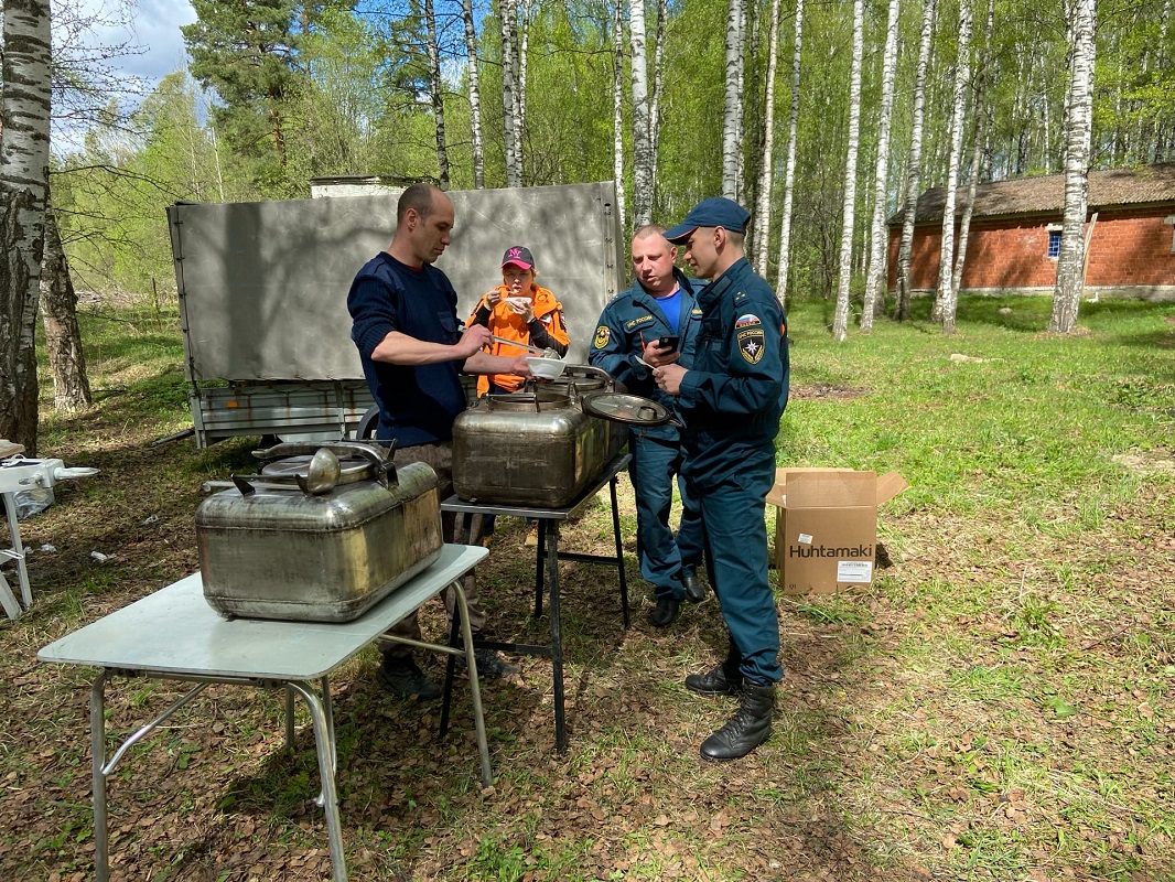 Сотрудники МЧС организовали полевую кухню для волонтеров