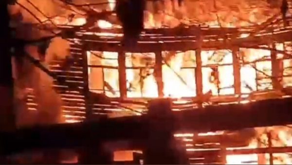 Кровля расселенного дома сгорела ночью в Арзамасе