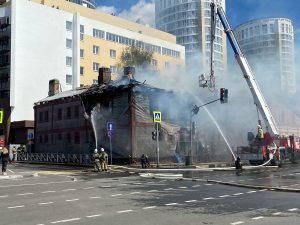 Опубликовано видео пожара в историческом доме на Большой Печерской