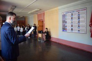 В школах Нижнего Новгорода устанавливают памятные стенды, посвященные воинам, погибшим в ходе боевых действий и контртеррористических операций