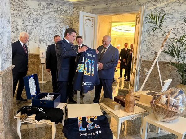 Глеб Никитин подарил именной свитер Александру Лукашенко