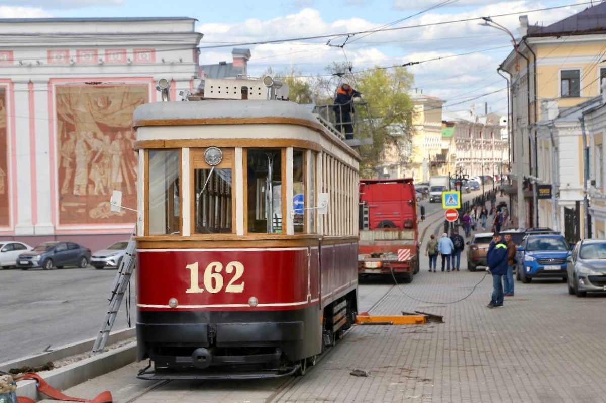 Исторический трамвай доставили на улицу Рождественскую