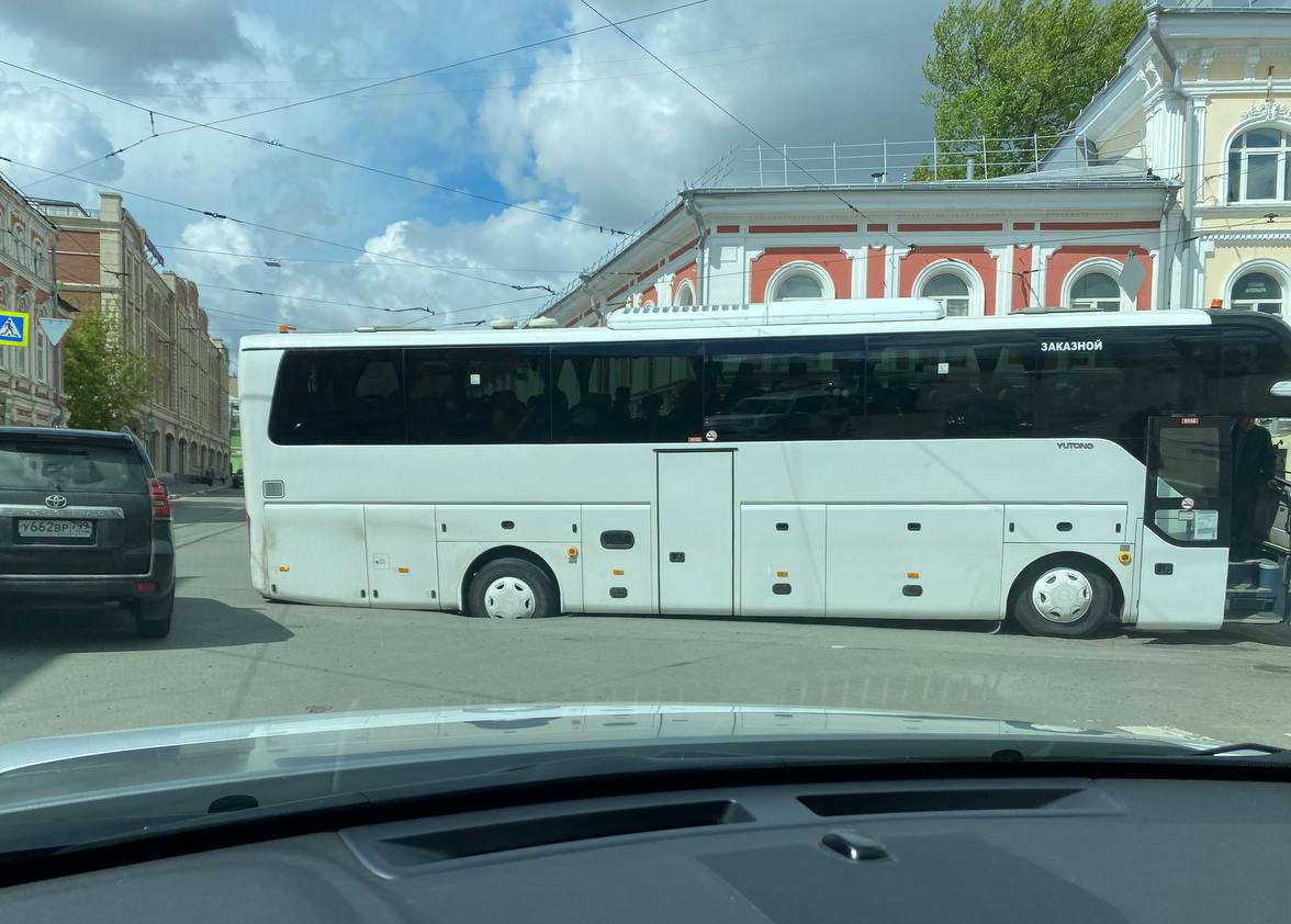 Туристический автобус застрял в яме в центре Нижнего Новгорода