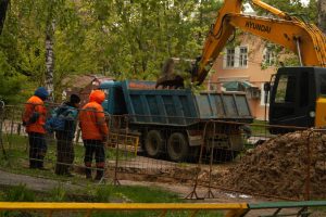 Водопровод прорвало на улице Белинского в Нижнем Новгороде