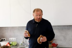 Главный шеф-повар России Константин Ивлев приготовит фирменное блюдо парка «Швейцария» в августе