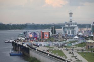 Тротуарную плитку контрастных цветов уложат на Нижневолжской набережной