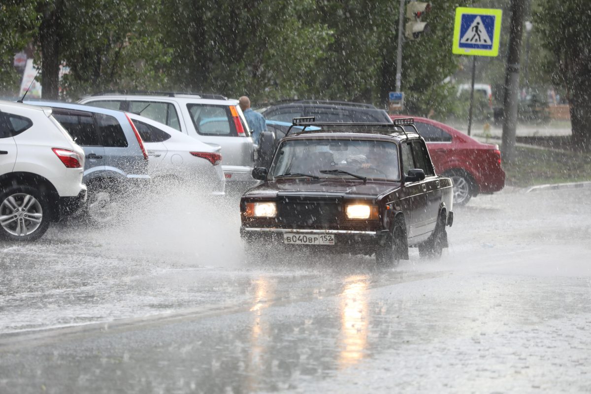 Протечки в крыше, поваленные деревья и потоп: смотрим последствия ливня в Нижнем Новгороде