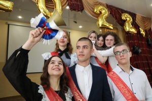 Опубликованы фото, как в нижегородских школах проходят последние звонки