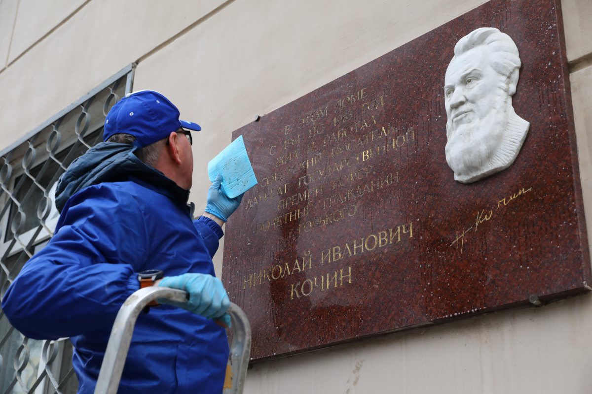 День славянской письменности в Нижнем: волонтеры привели в порядок памятники и памятные доски писателям