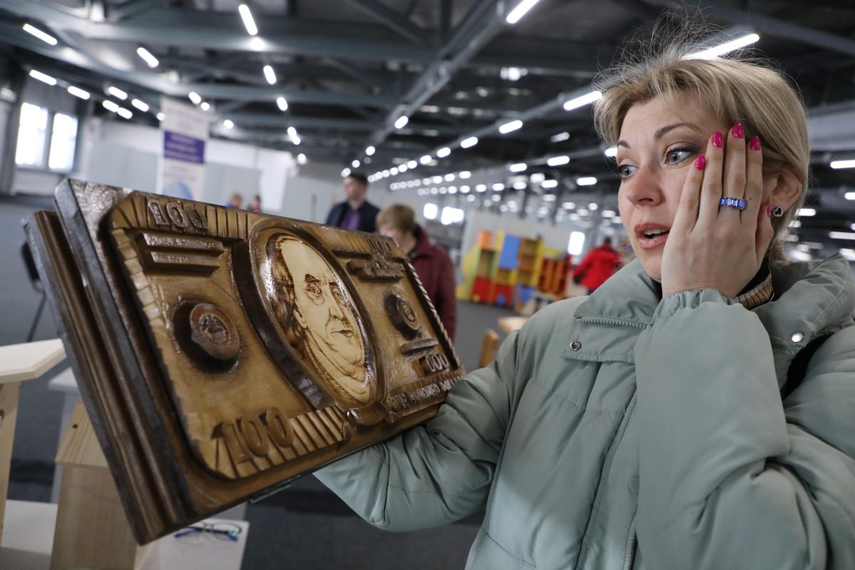 Мангал-корабль и деревянный доллар: опубликованы фото с выставки товаров ГУФСИН в Нижнем Новгороде