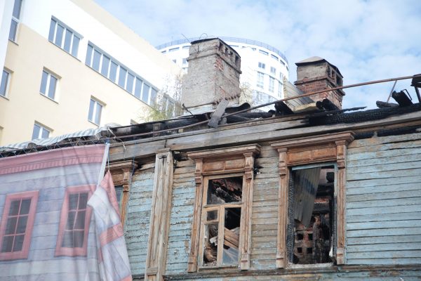 Сгоревшие части ОКН «Дом Чардымова» начали демонтировать в Нижнем Новгороде