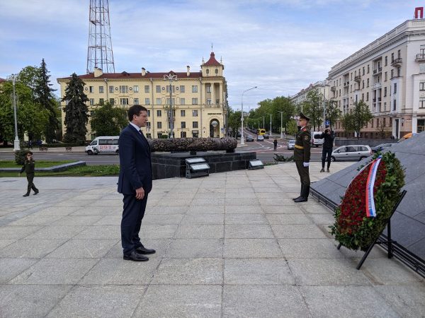 Глеб Никитин возложил венок к Монументу Победы в Минске