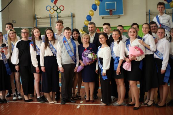 Глава Дзержинска Иван Носков поздравил выпускников школ с последним звонком