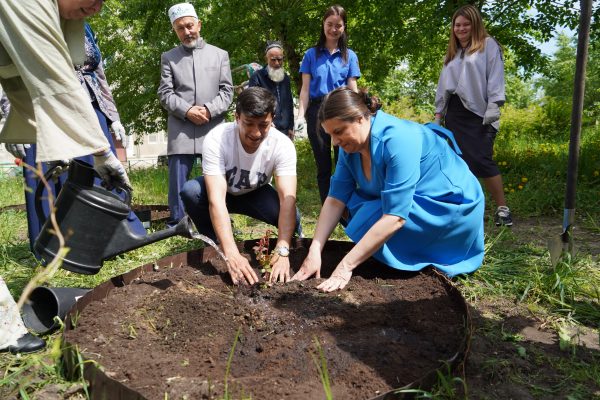 Национально-культурные центры Дзержинска высадили цветочную клумбу у синагоги