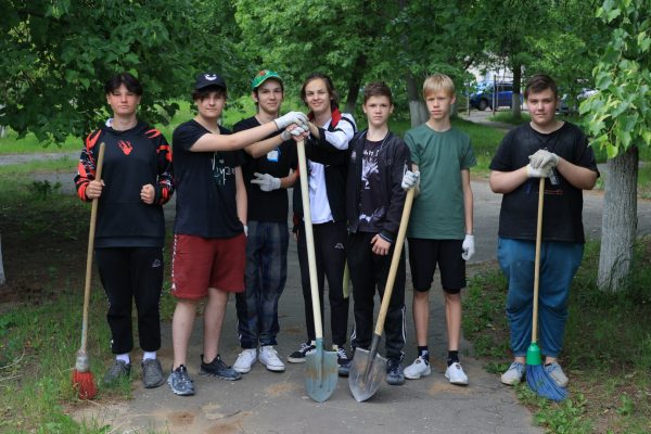 Более 500 школьников работают в летних трудовых бригадах в Дзержинске