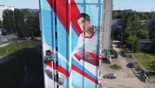 Муралы с футболистом и хоккеистом украсят фасады на улице Пермякова