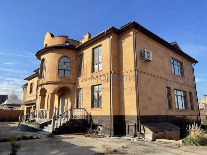 Трехэтажный дворец продается в Новопокровском за 71 млн рублей