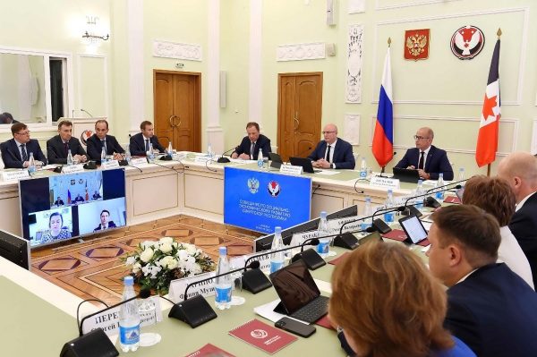 Дмитрий Чернышенко и Игорь Комаров обсудили направления развития Республики Удмуртия