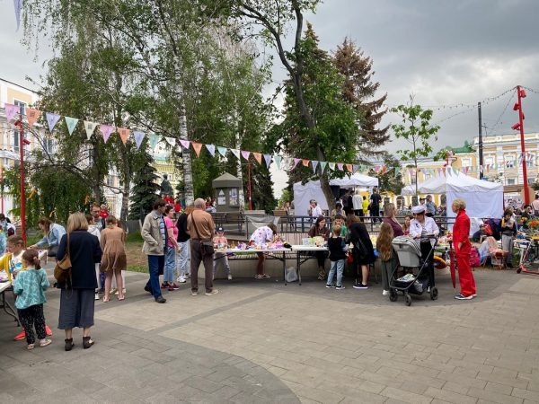 Распродажа игрушек, аквагрим и тир: как прошла детская барахолка в сквере Свердлова