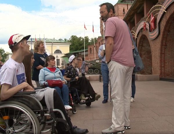 Активисты протестировали возможность подъема на инвалидных колясках по Чкаловской лестнице