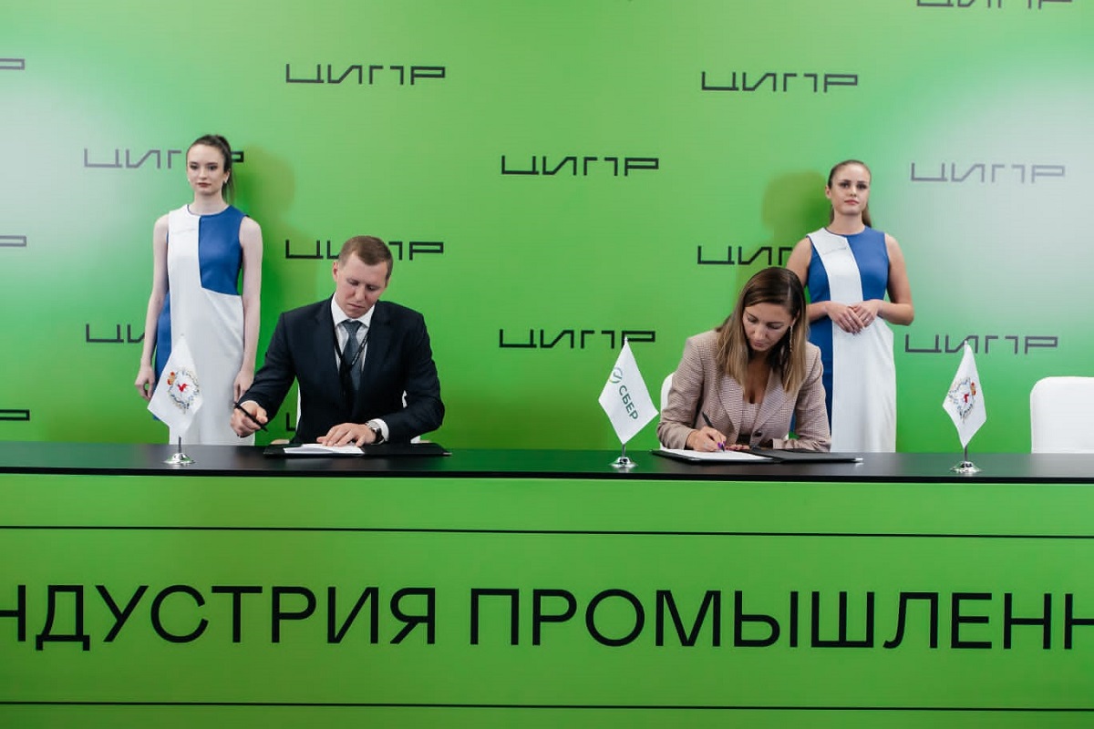 Генеральный директор ГК «Астра» Илья Сивцев и коммерческий директор СберКорус Анастасия Строкова подписали договор о партнерстве.